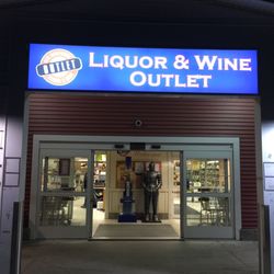 New Hampshire Liquor & Wine Outlet - NH store front.