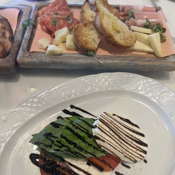 Bottiglia - Happy Hour Mozzarella and Tomato Caprese - Italian Near Me - Henderson, Nevada