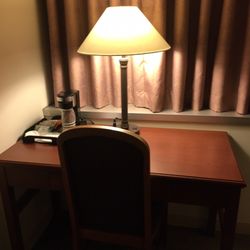Argonne Guest House - The desk