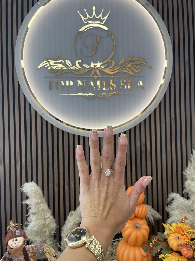 Top Nails Logo