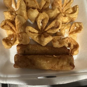 Sizzling Wok - Cream cheese Rangoon and chicken egg rolls - Chinese Near Me - San Antonio, Texas