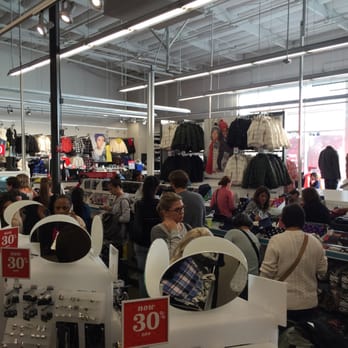 Old Navy - Lines so long at old navy. - Women's Clothing Near Me - Pasadena, California