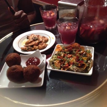 Le Corridor - sangria, poulet, croquetas thon-legumes et légumes marinés - Cocktail Bars Near Me - Paris, 75 Le Corridor - sangria, poulet, croquetas thon-legumes et légumes marinés - Cocktail Bars Near Me - Paris, 75