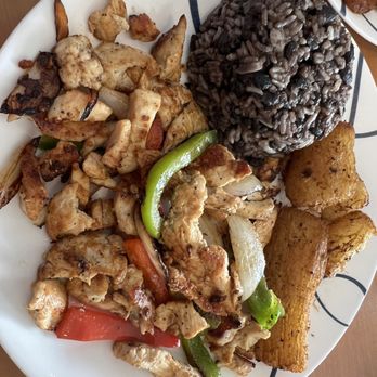 La Union Restaurant Pupuseria - Chicken Fajitas with rice & beans and fried yuca - Salvadoran Near Me - Franklin, North Carolina La Union Restaurant Pupuseria - Chicken Fajitas with rice & beans and fried yuca - Salvadoran Near Me - Franklin, North Carolina