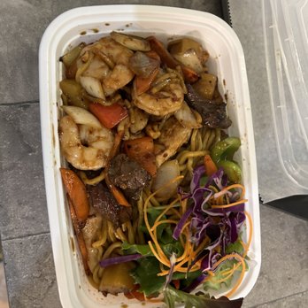 Che Thai - Combination cashew Low Mein - Asian Fusion Near Me - Chicago, Illinois Che Thai - Combination cashew Low Mein - Asian Fusion Near Me - Chicago, Illinois