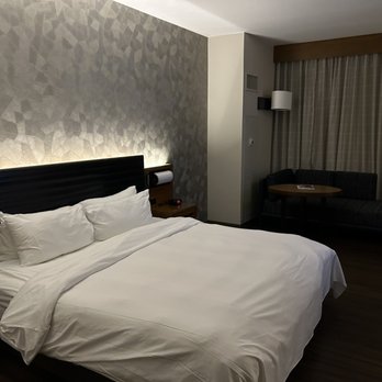 Lancaster Marriott at Penn Square - East tower room - Hotels Near Me - Lancaster, Pennsylvania