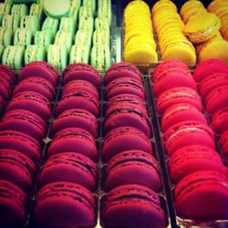 Boulangerie-patisserie le Cleach - So many different flavors of macaroons!
