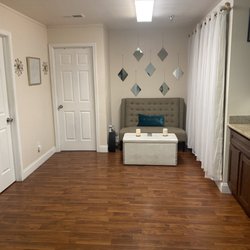 Eye of Artistry - Sitting area w/ phone charing options