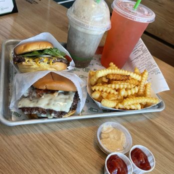 Shake Shack Des Peres - Cheeseburger, fries, Sunset Lemonade, double Bacon Cheeseburger, and Root Beer Float - Burgers Near Me - Saint Louis, Missouri Shake Shack Des Peres - Cheeseburger, fries, Sunset Lemonade, double Bacon Cheeseburger, and Root Beer Float - Burgers Near Me - Saint Louis, Missouri