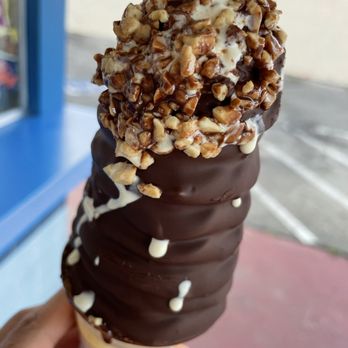 Fosters Freeze - Soft serve with some peanuts and chocolate dipped too. Good stuff - Ice Cream & Frozen Yogurt Near Me - Inglewood, California Fosters Freeze - Soft serve with some peanuts and chocolate dipped too. Good stuff - Ice Cream & Frozen Yogurt Near Me - Inglewood, California