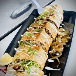 Taqueria Los Charros Del Neri - Super Burrito de azada con corte estiló sushi