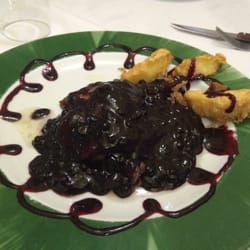 La Llama - Confit de pato con salsa de arándanos