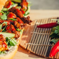 Haphap Foodbar - Indonesisch broodje kip! Klassiekers hebben we ook... Lees smoske prepareee, croqueske etc...