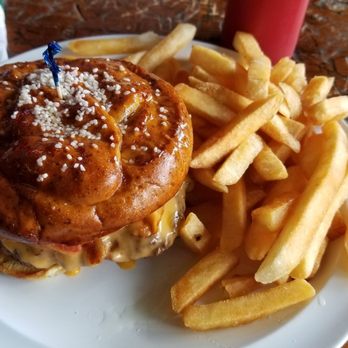 Kennedy's Irish Pub - Beer Cheese Burger (no onions, add bacon) - Irish Pub Near Me - Waterford, Michigan