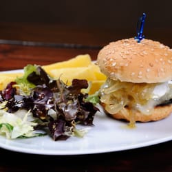 Mr Beer - Mini hamburguesa de buey con queso de cabra y cebolla caramelizada