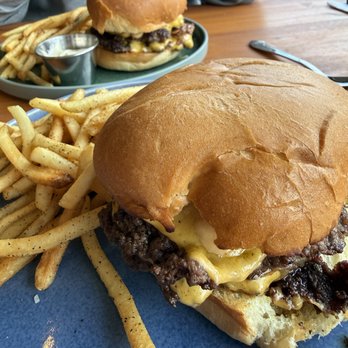 Duke's Dining Hall - Smash burgers - American Near Me - Crockett, California