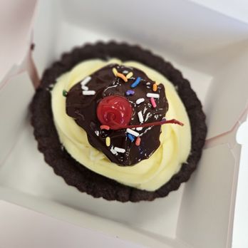 Crumbl - Eagle - Bakeries Near Me - Eagle, Idaho
