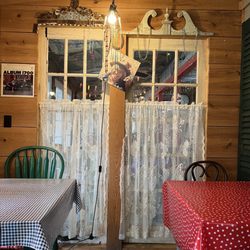 Coffee Pot Cafe - Decor was homie & comfortable . A great place to meet friends & enjoy lunch . I heard they have steaks at dinnertime.