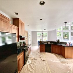 Willamette Valley Painting and Construction - Walls of dining room and living room freshly sprayed!