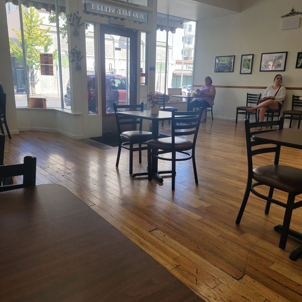 Ms Zee's Kitchen - Inside - Soul Food Near Me - Oroville, California Ms Zee's Kitchen - Inside - Soul Food Near Me - Oroville, California