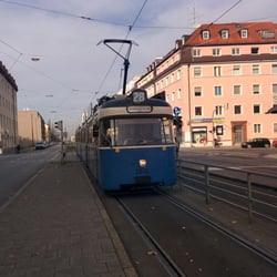 Tramhaltestelle Karl-Theodor-Straße - Jetzt neu auf der Linie 28: der historische P-Wagen
Ist er nicht schön?