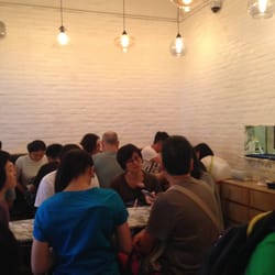 發記甜品 - Most of the dining room.