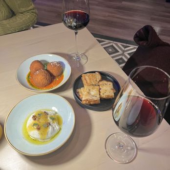 Al-Posto - Burrata, Arancini and house wine - Italian Near Me - Cincinnati, Ohio Al-Posto - Burrata, Arancini and house wine - Italian Near Me - Cincinnati, Ohio