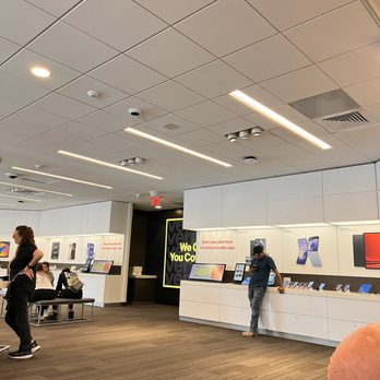 Verizon - Lobby of inside Verizon - Internet Service Providers Near Me - Ocala, Florida