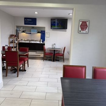 Holiday Inn Express Fort Bragg - Breakfast indoor seating area - Hotels Near Me - Fort Bragg, California Holiday Inn Express Fort Bragg - Breakfast indoor seating area - Hotels Near Me - Fort Bragg, California