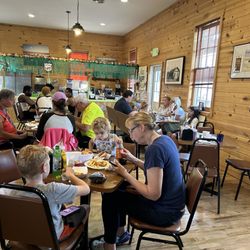 Paradise on the Trail - Dining room.
