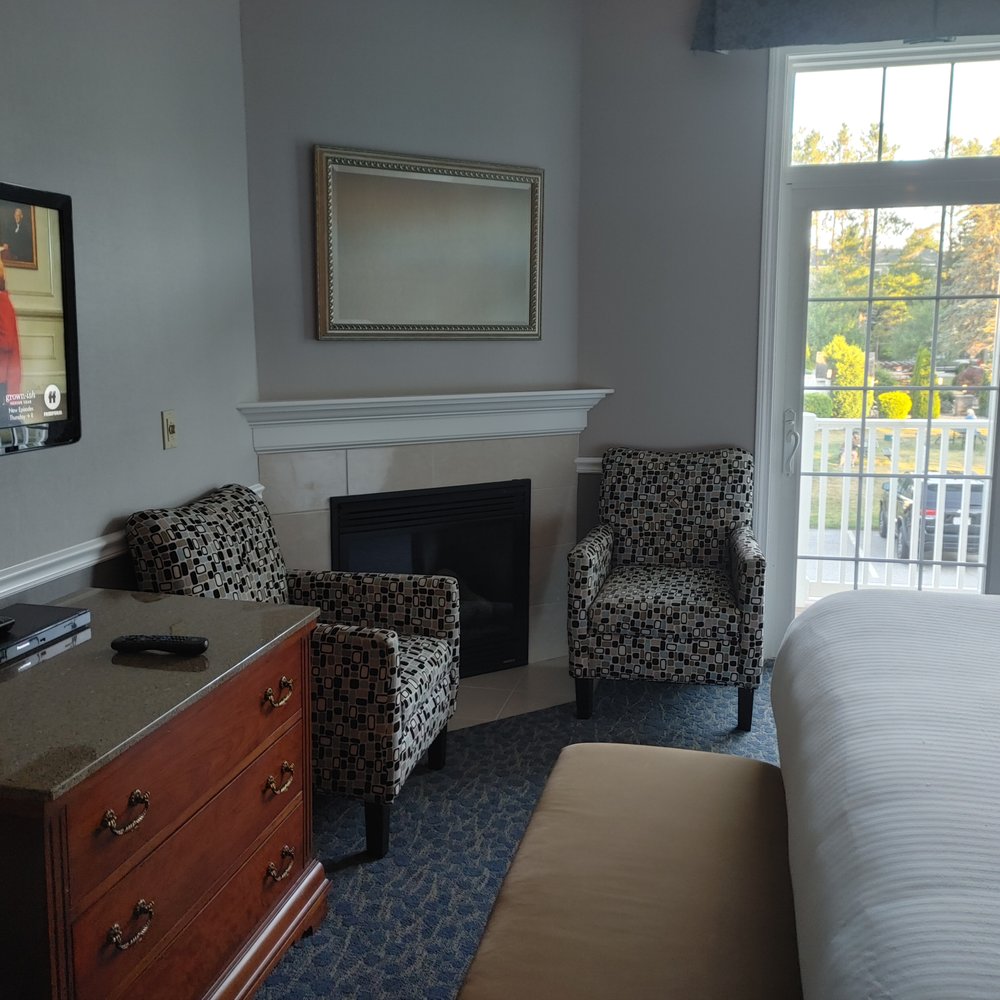 Golden Gables Inn - Fireplace, balcony, tv view - Hotels Near Me - North Conway, New Hampshire Golden Gables Inn - Fireplace, balcony, tv view - Hotels Near Me - North Conway, New Hampshire