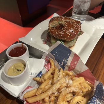 Gordon Ramsay Burger Las Vegas - 24 burger with truffle fries - Burgers Near Me - Las Vegas, Nevada Gordon Ramsay Burger Las Vegas - 24 burger with truffle fries - Burgers Near Me - Las Vegas, Nevada