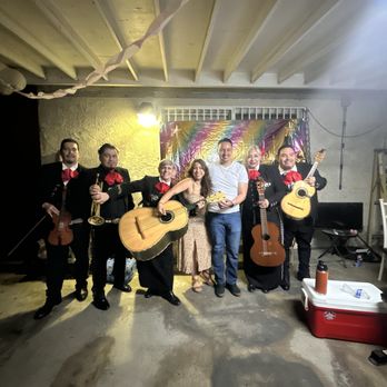 Mariachi Silvestre - Acompañando una celebración de cumpleaños este pasado 12 de abril - Musicians Near Me Mariachi Silvestre - Acompañando una celebración de cumpleaños este pasado 12 de abril - Musicians Near Me