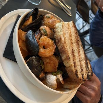 Guesthouse - Cioppino - Cocktail Bars Near Me - Kentfield, California