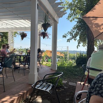 Defiance Ridge Vineyards - Beautif patio - Wineries Near Me - Defiance, Missouri