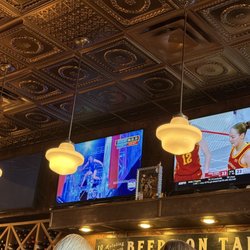 NYP Slice House Pizza - Lots of TVs