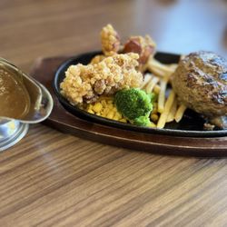 Marujuu - Hamburger & chicken karaage + sauce