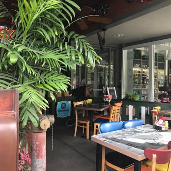 Barney's Beanery - Patio - Breakfast & Brunch Near Me - Santa Monica, California Barney's Beanery - Patio - Breakfast & Brunch Near Me - Santa Monica, California