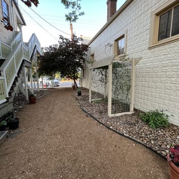 Hotel Giles - View of the entry into the courtyard - Hotels Near Me - Comfort, Texas