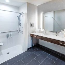 Hampton Inn & Suites Canyon - Guest room bath