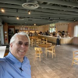 Wow a huge Starbucks in Maui. Wow a huge Starbucks in Maui.