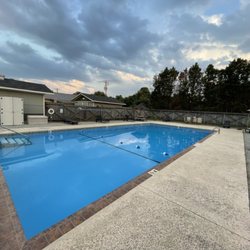 Twin Oaks RV Park - Pool area