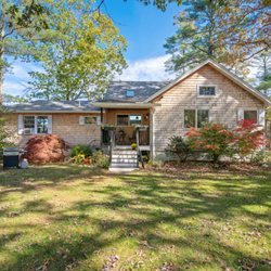 Evolve Waterfront Retreat - Lake House with spectacular views of Lake Dean