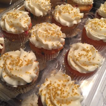 Moneta Moments - The frosting doesn't match. Very, lazy rushed job! - Desserts Near Me - Windsor, Connecticut