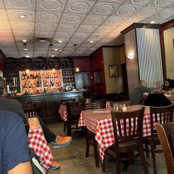 V & T Pizzeria & Restaurant - Interior