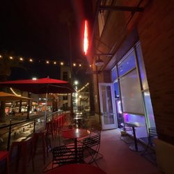 Hyper Beer - Outdoor seating area