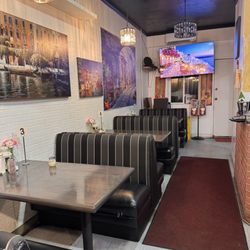 Bianco's Italian Cuisine - Indoor seating