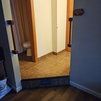 La Conner Country Inn - Step Up To The Bathroom - Hotels Near Me - La Conner, Washington
