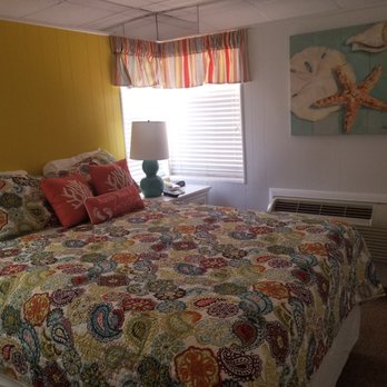 Tropical Manor Motel - Cottage bedroom with one cumfy queen size bed - Hotels Near Me - Daytona Beach, Florida Tropical Manor Motel - Cottage bedroom with one cumfy queen size bed - Hotels Near Me - Daytona Beach, Florida