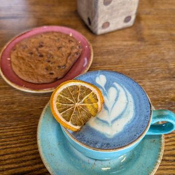 Plucky’s Cafe - Blue Macha Latte and Chocolate Chip Cookie - Cafes Near Me - Burlingame, California Plucky’s Cafe - Blue Macha Latte and Chocolate Chip Cookie - Cafes Near Me - Burlingame, California